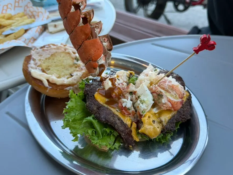 Sauce served in the lobster shell