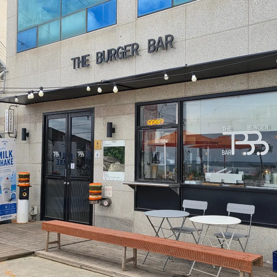 Exterior of Burger Bar, a Gangneung handmade burger restaurant in front of Sageunjin Beach
