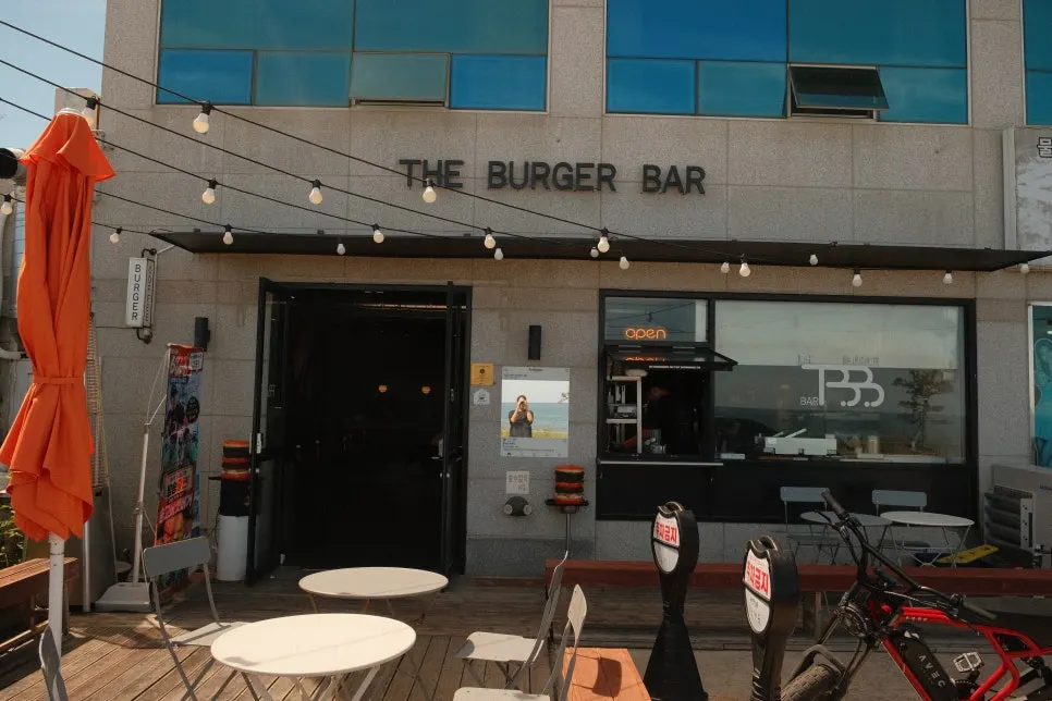 Burger Bar, a handmade burger restaurant in front of Sageunjin Beach in Gangneung