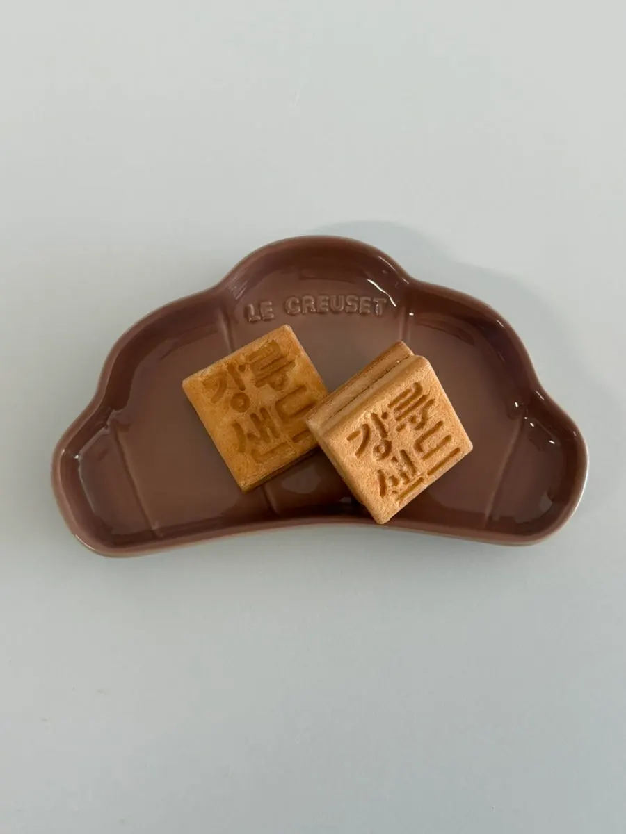 Sand cookie with a thick butter-cookie base