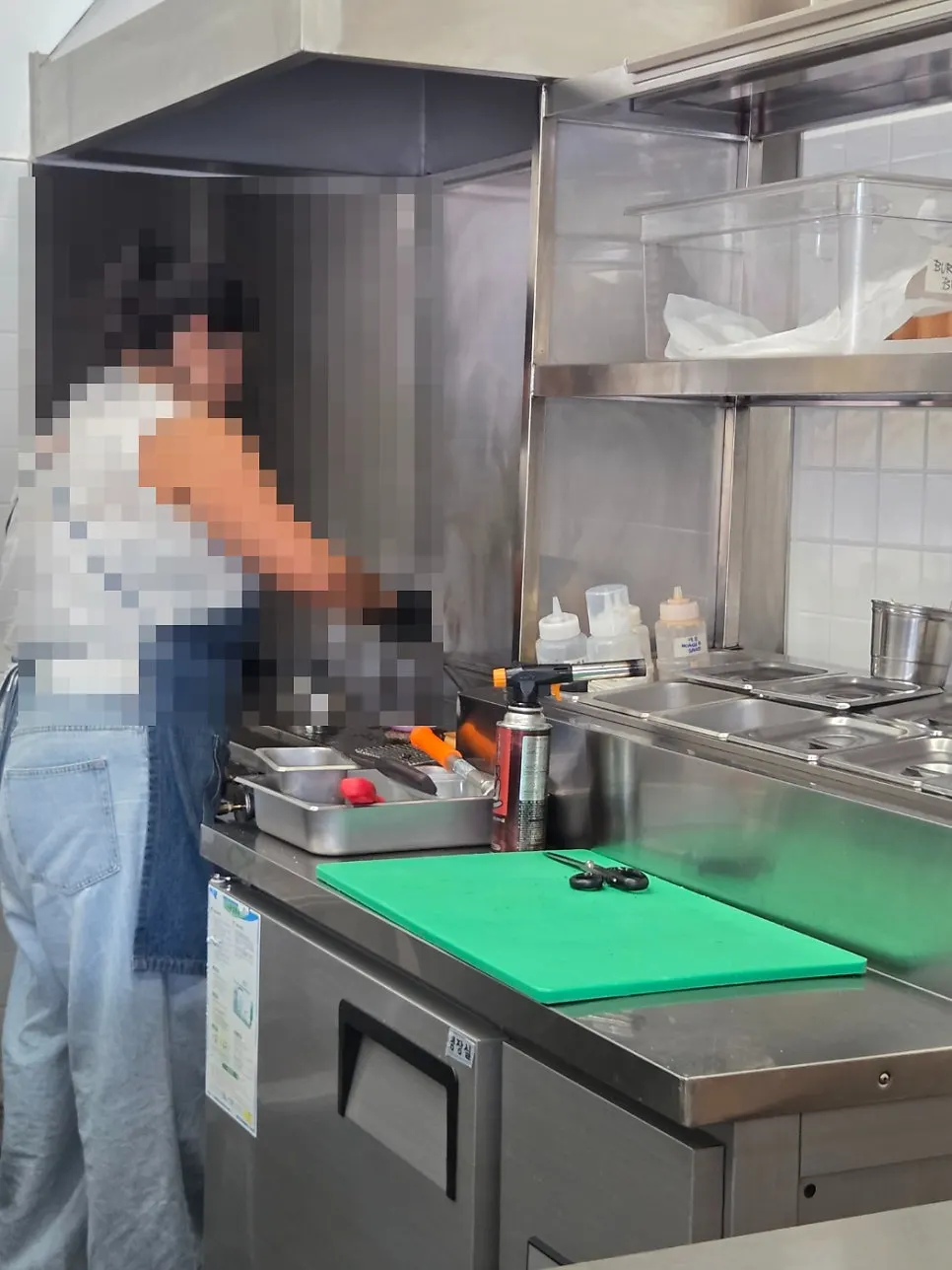 버거를 만드는 오픈형 주방 내부
