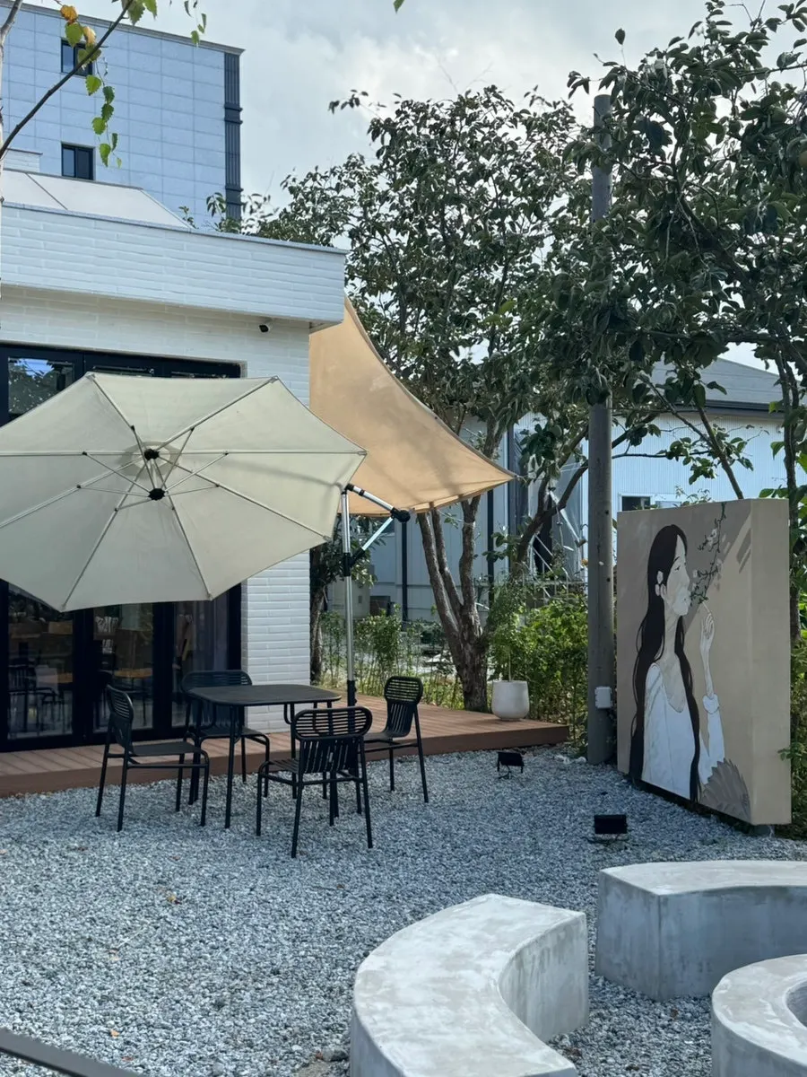 돌길을 따라 놓인 야외 테라스 벤치