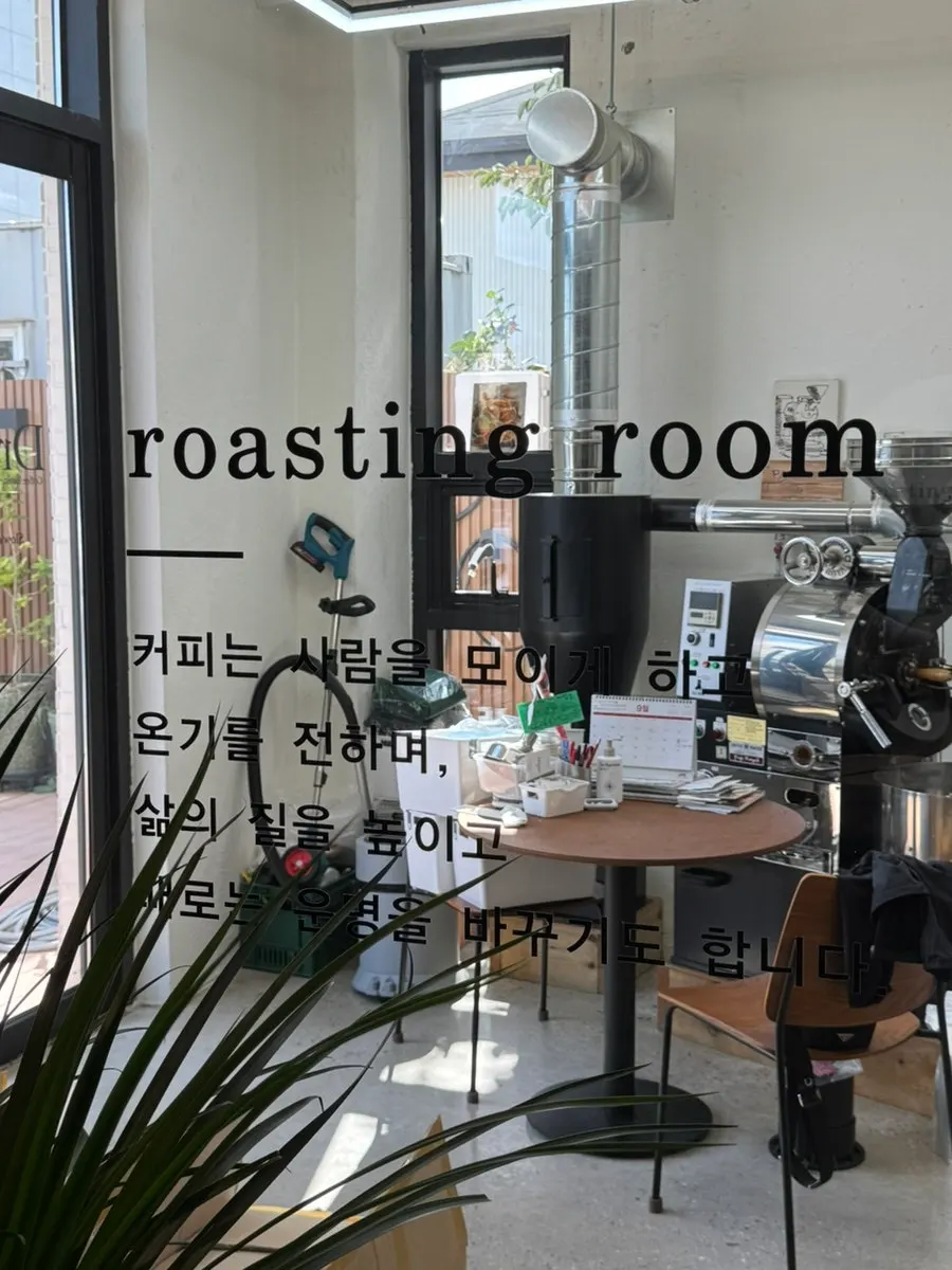 테이블에 놓인 주문한 커피들