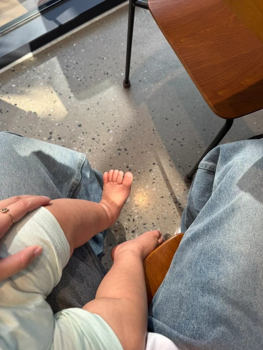커피드립퍼 테이블 위 음료와 디저트