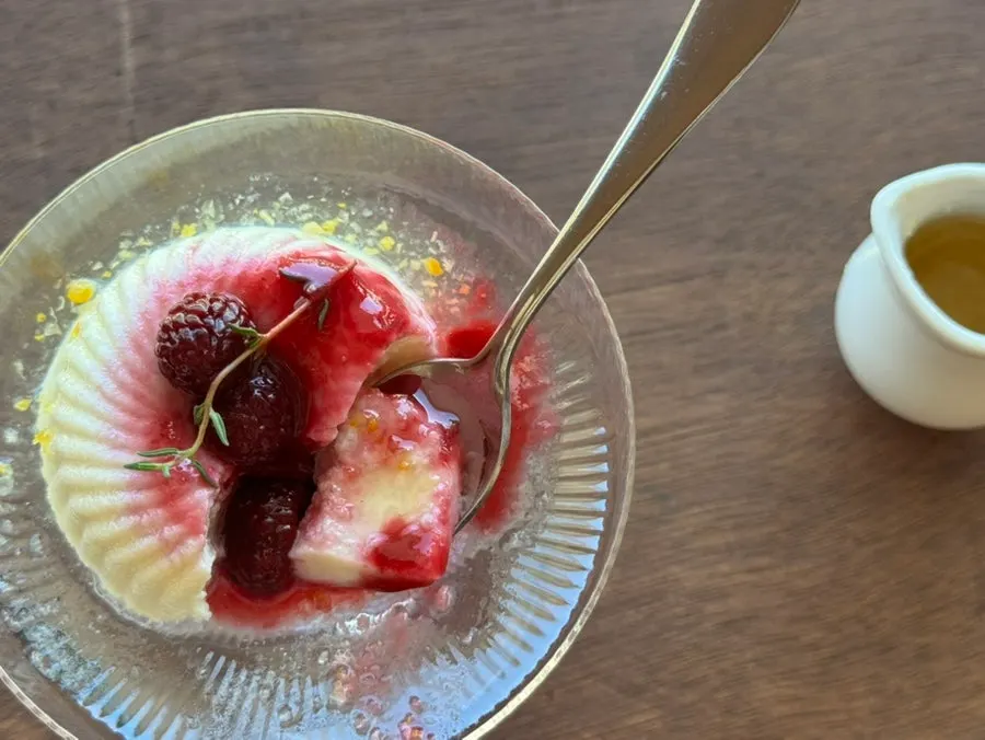 A spoonful scooped from the tofu pudding