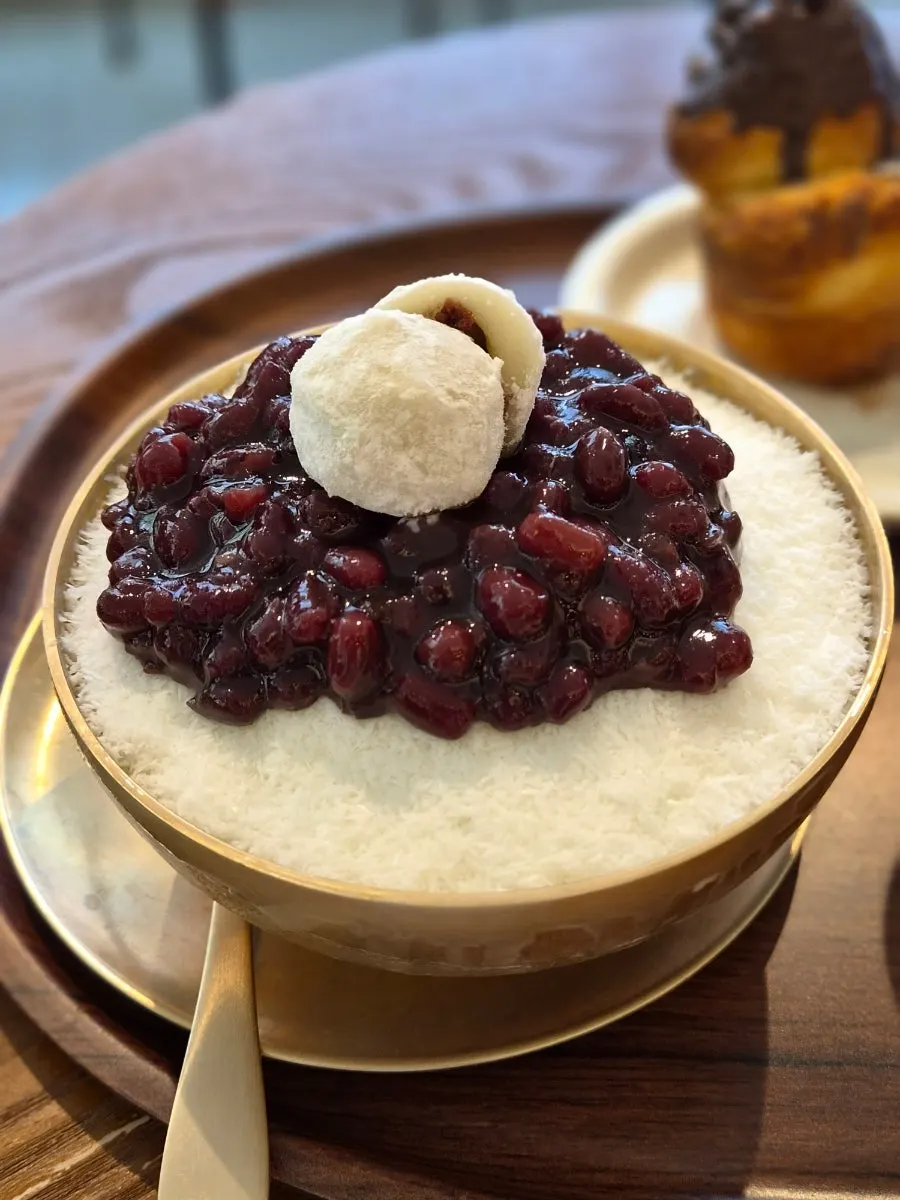 놋그릇에 담긴 커피드립퍼 팥빙수