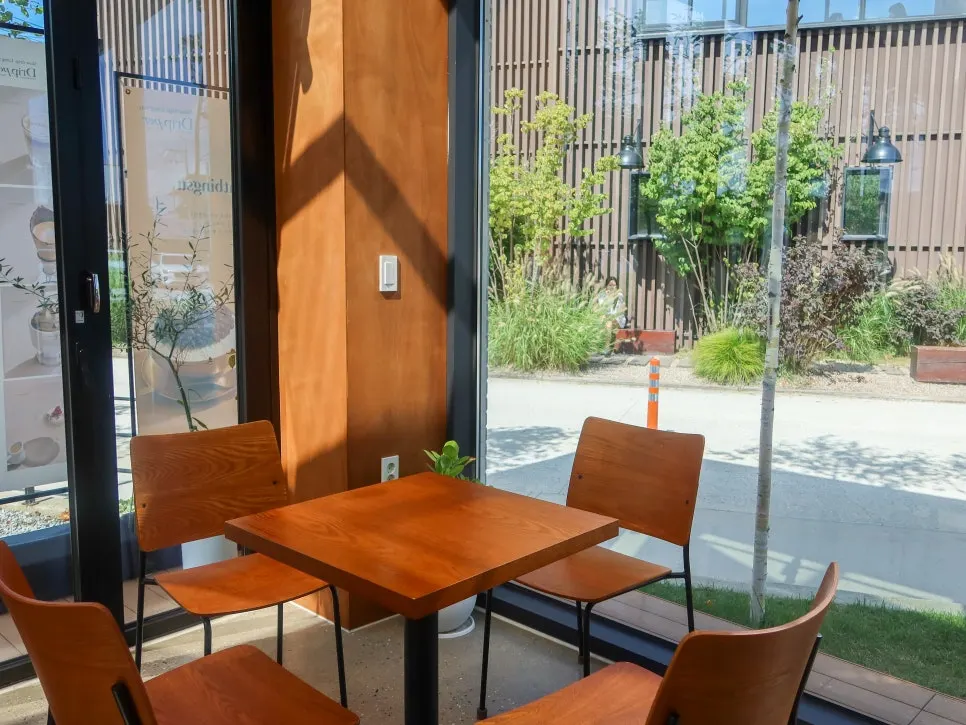 Green view of Chodang-dong seen through the floor-to-ceiling windows
