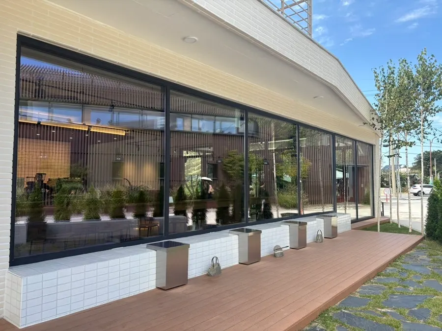 Surroundings of Coffee Dripper with the terrace visible