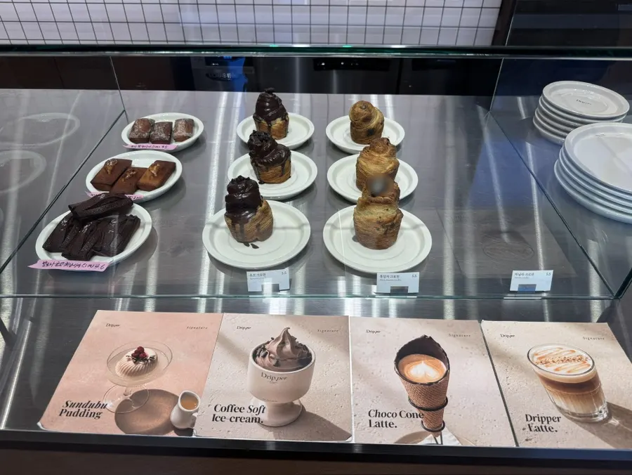 커피드립퍼 디저트 진열대의 빵들