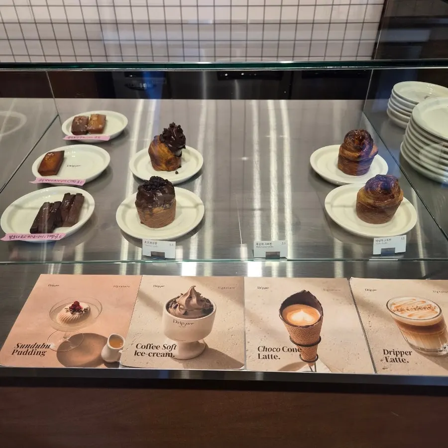 커피드립퍼 커피와 디저트가 놓인 테이블