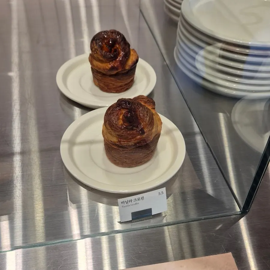 초코 크로핀과 바닐라 크로핀 진열대