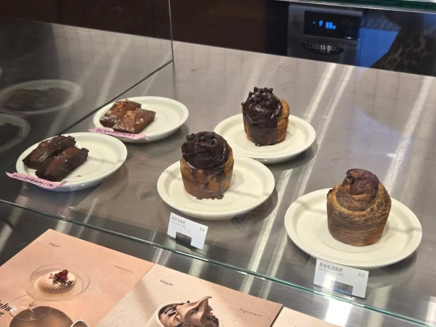 Bakery display case with croffins and financiers