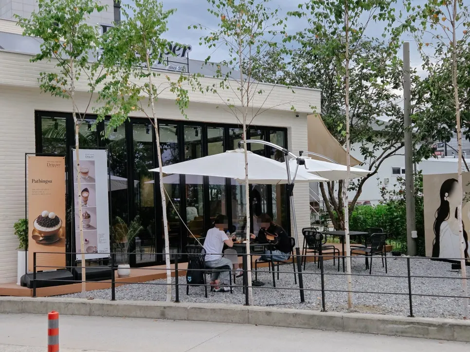 잔디와 파라솔이 있는 카페 테라스 좌석