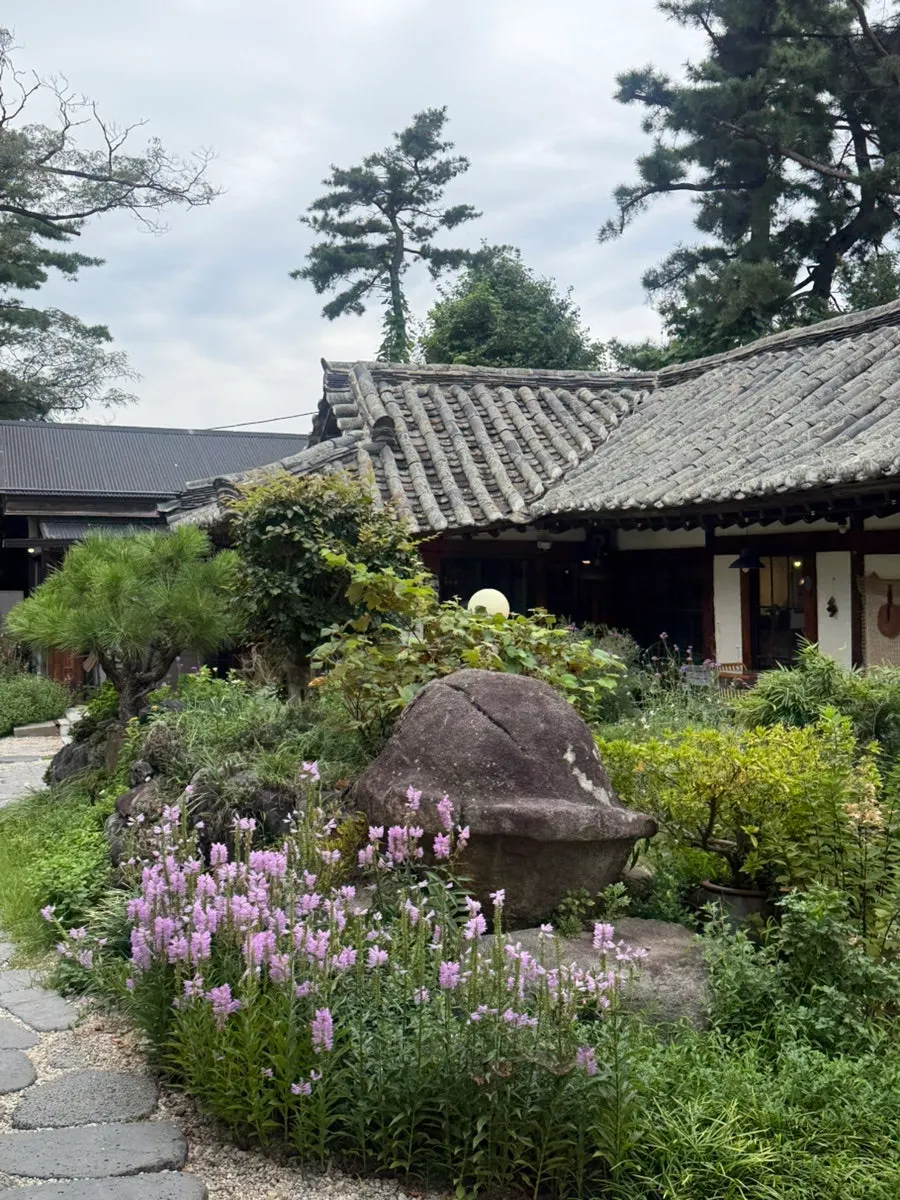 기와지붕을 살린 카페기와 한옥 외관