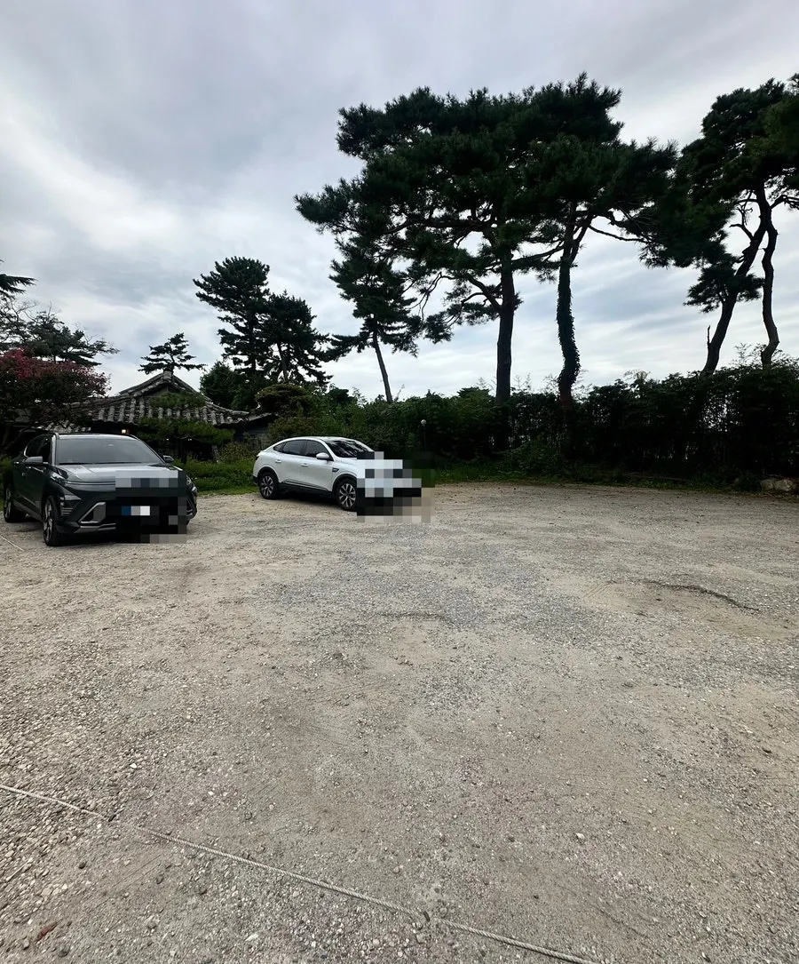 Free parking space in front of Cafe Giwa
