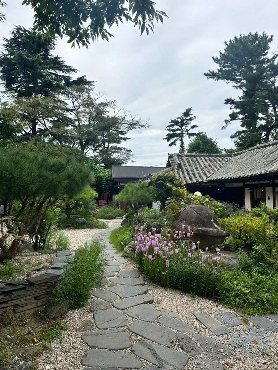 Cafe Giwa's garden scenery blending with the hanok building