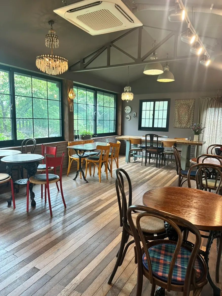Cafe Giwa's indoor floor-to-ceiling windows and seating