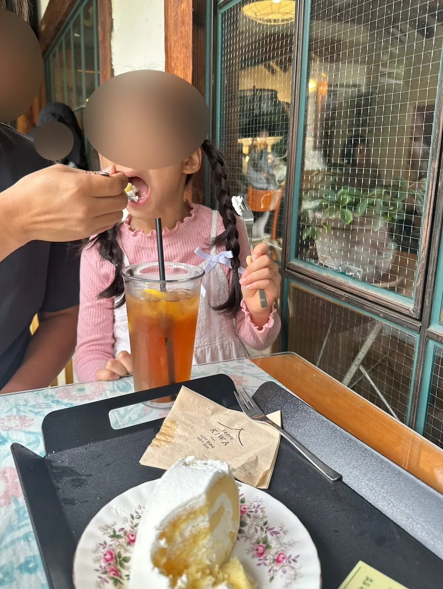 Cafe Giwa's peach iced tea with dessert