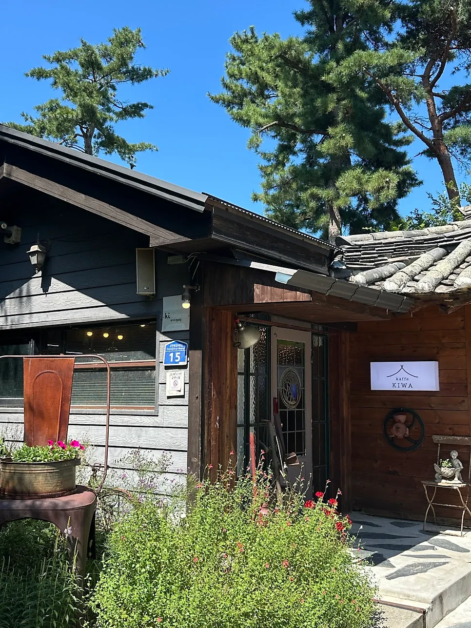 Cafe Giwa exterior entrance