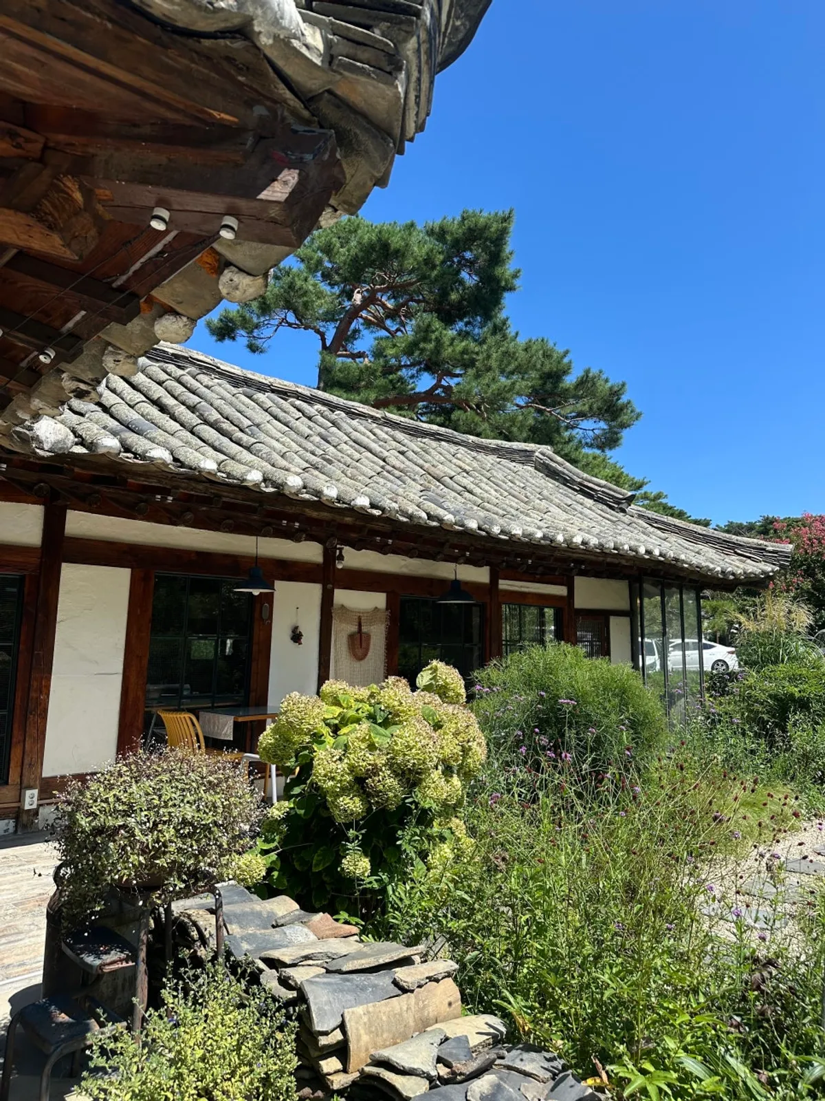 Quiet, calm hanok exterior of Cafe Giwa