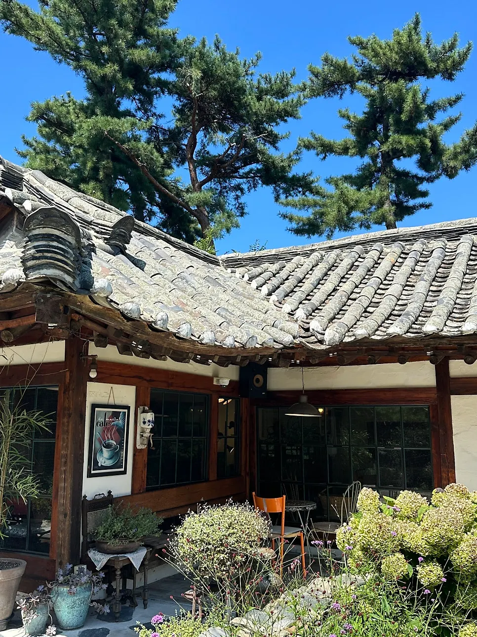 Outdoor garden area at Cafe Giwa