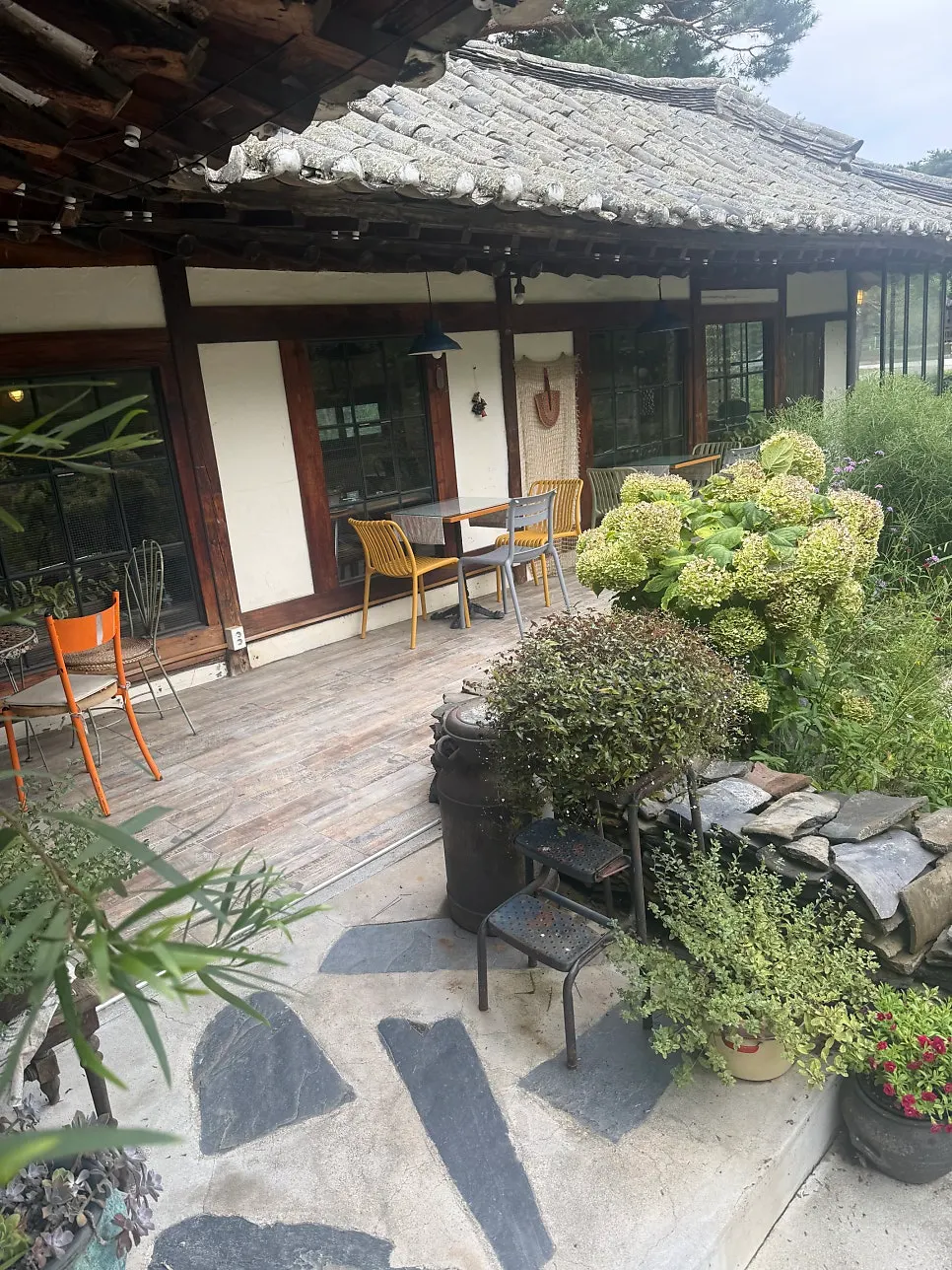 Exterior of Cafe Giwa, a hanok café in Chodang-dong, Gangneung