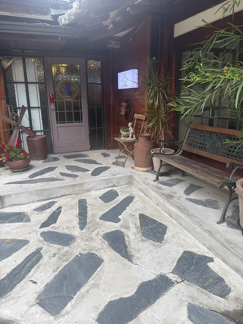 Cafe Giwa building blending roof tiles and wood
