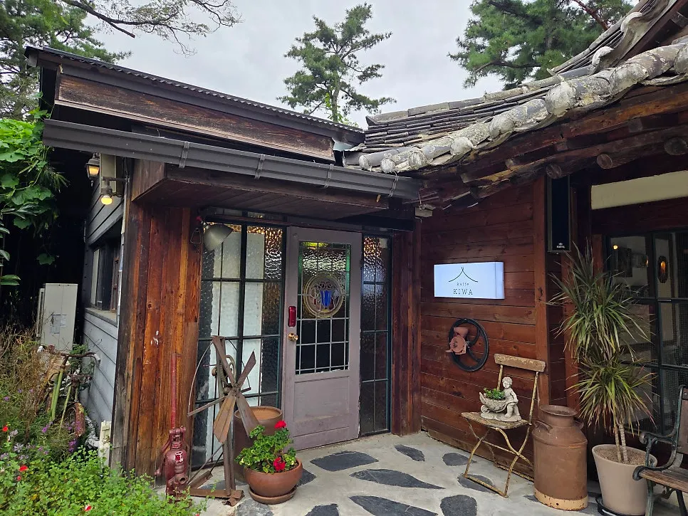 카페기와 마당의 앤틱 철제 의자와 빈티지 소품
