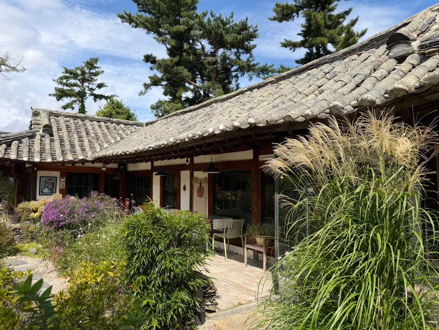 Cafe Giwa's hanok exterior and roof tiles
