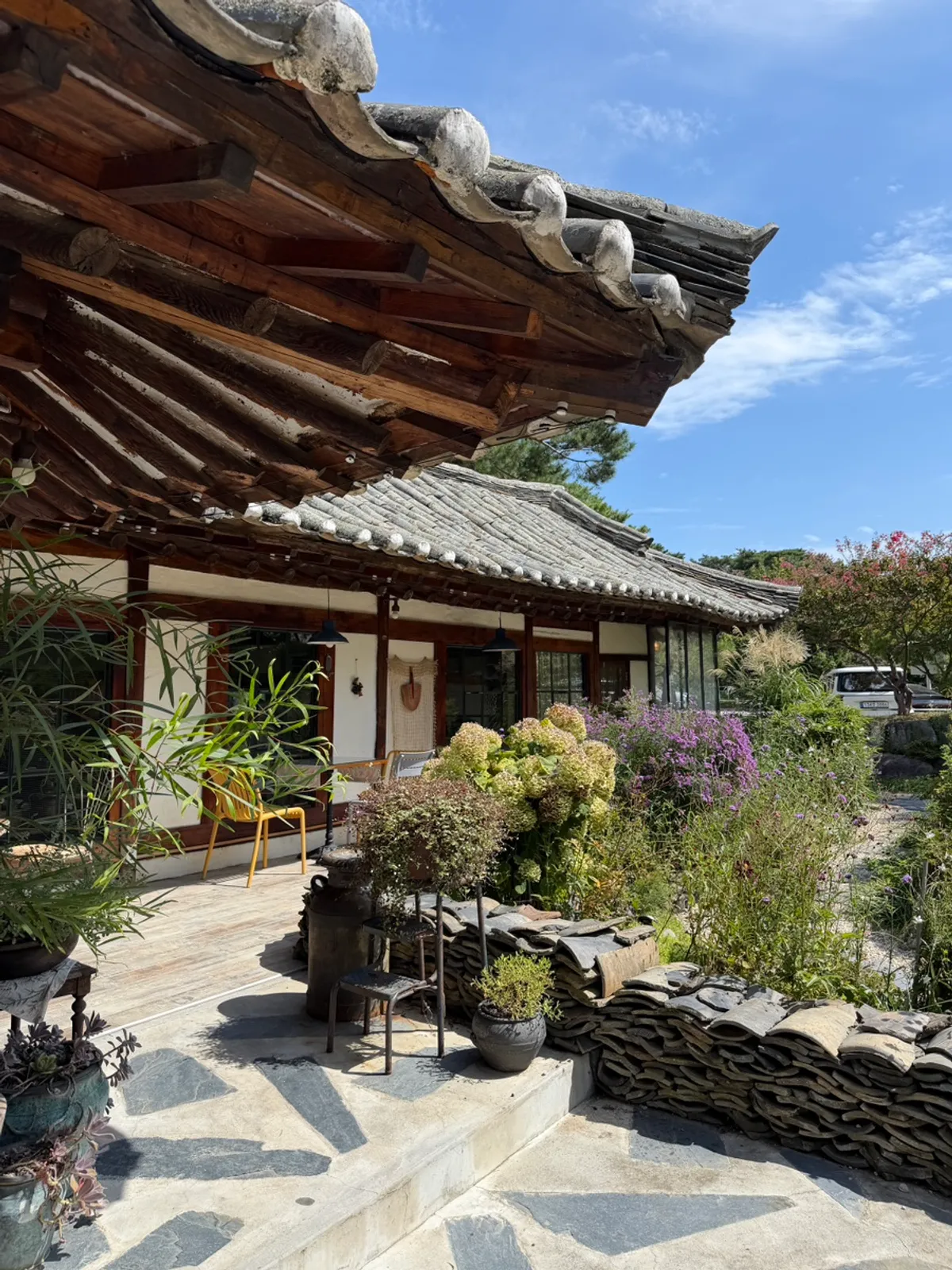 Cafe Giwa garden scenery blending with the hanok