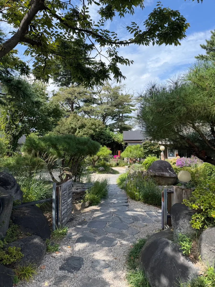 Garden photo spot with the hanok as a backdrop