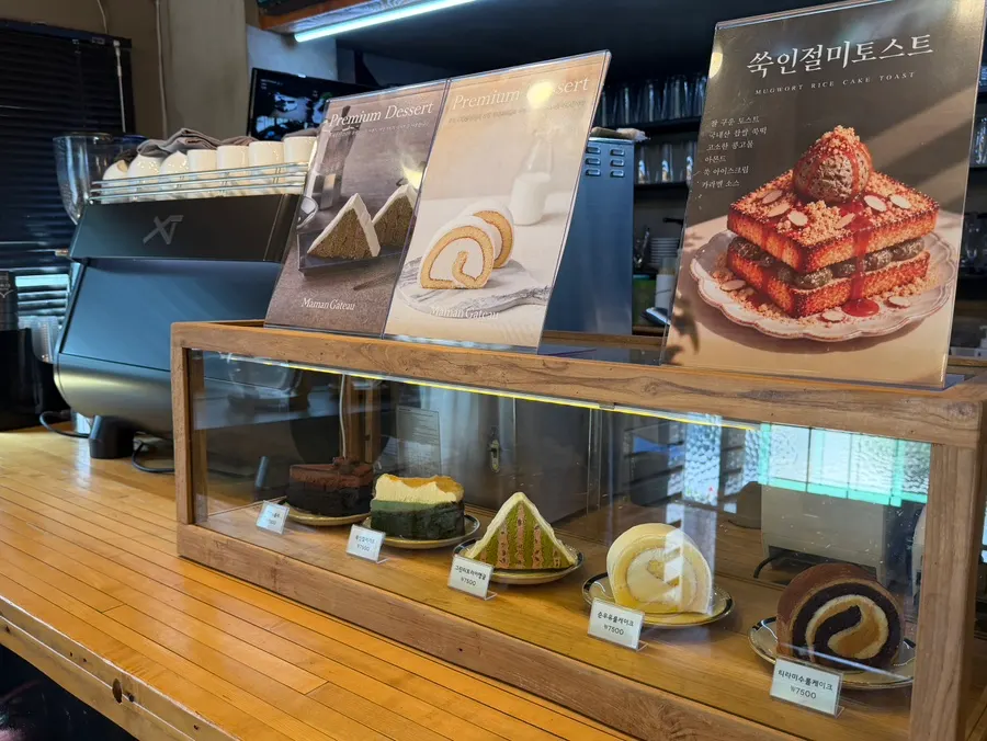 Hanok interior seating at Cafe Giwa