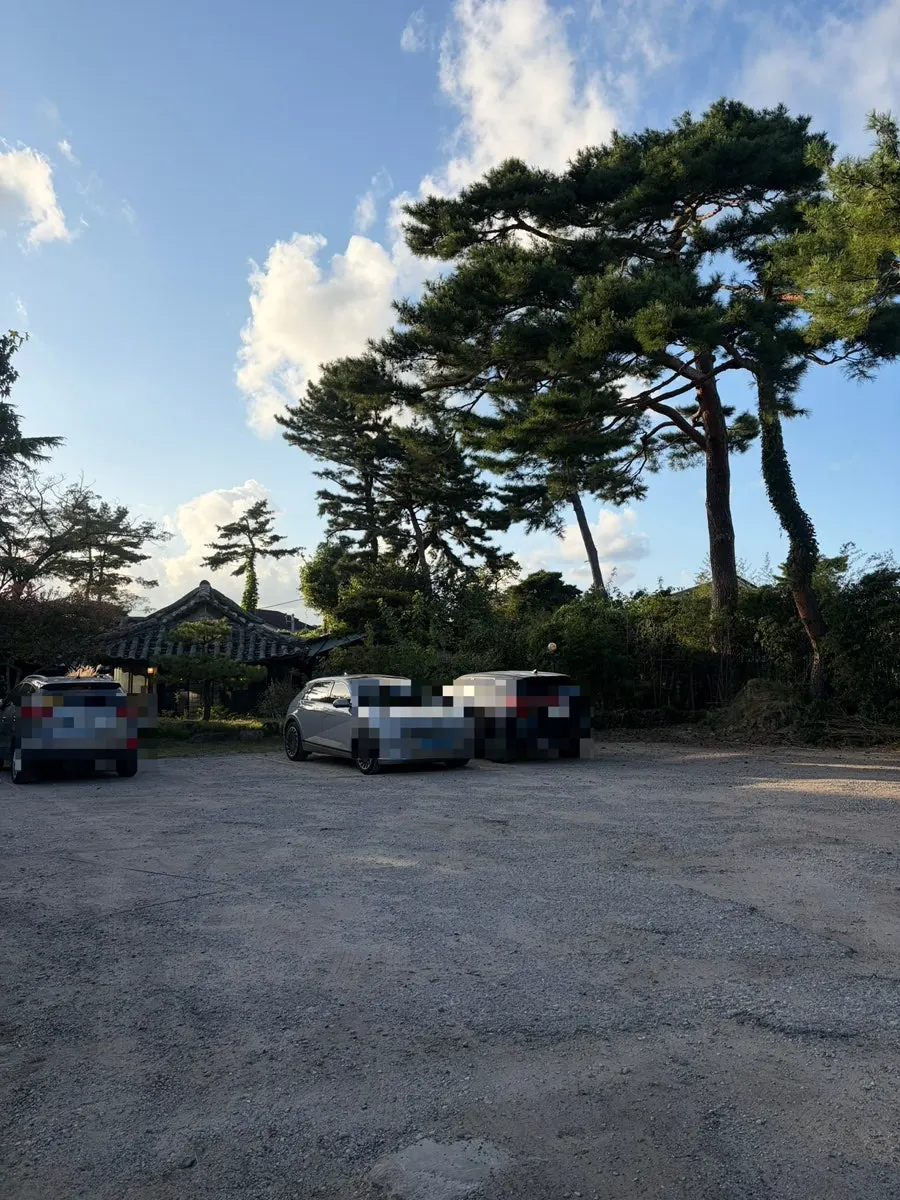 카페기와 입구 쪽 주차장 풍경