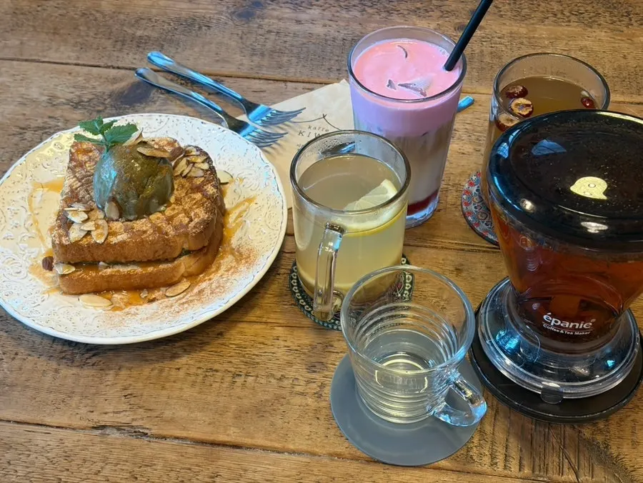 딸기청이 들어간 아이스 꽃분홍라떼