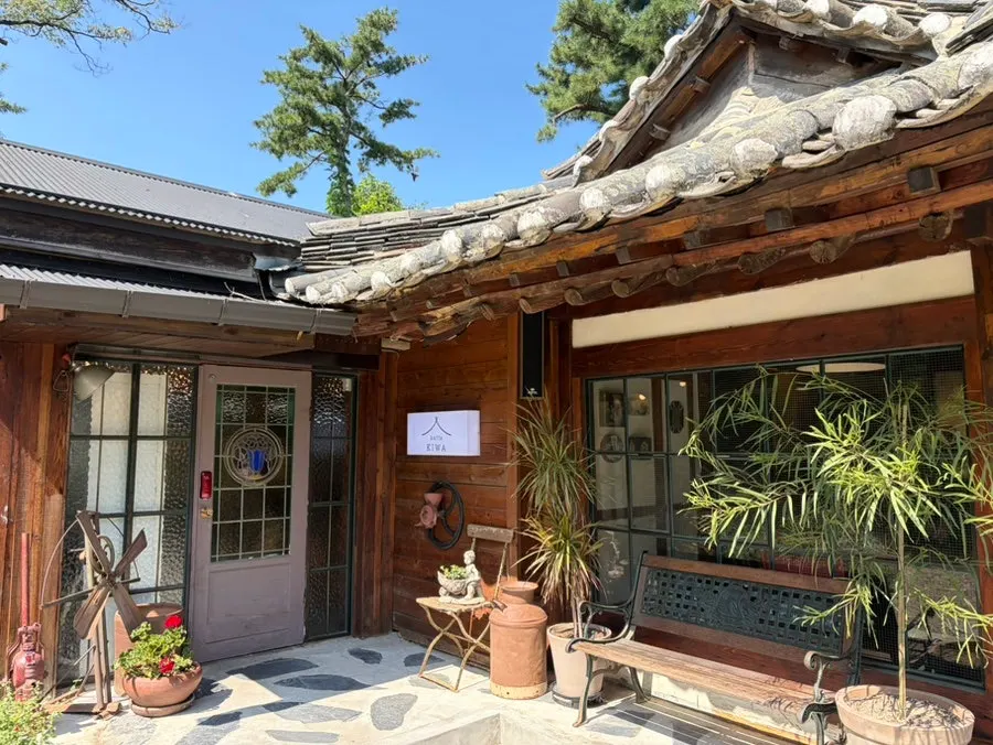 Cafe Giwa's hanok building with its tiled roof