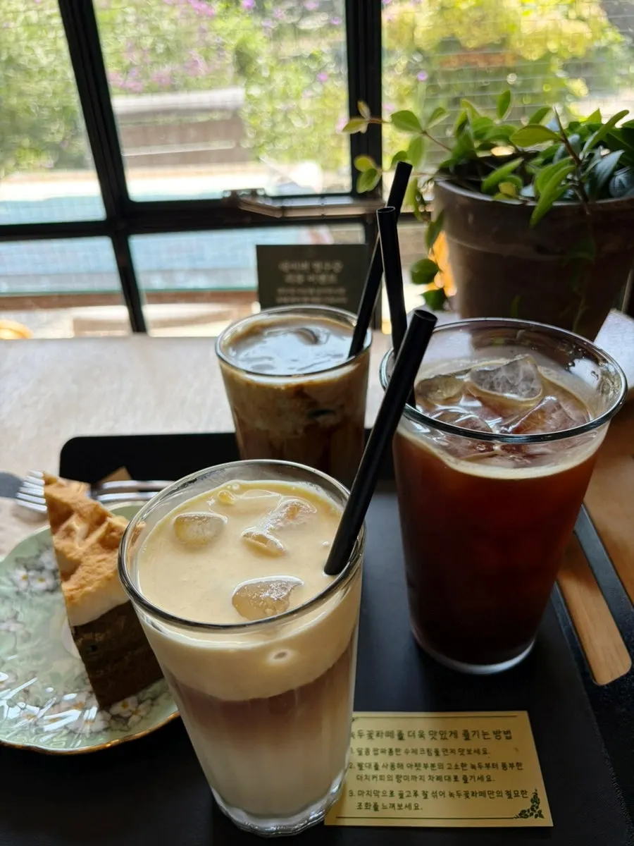 Cafe Giwa's drink and dessert on the table