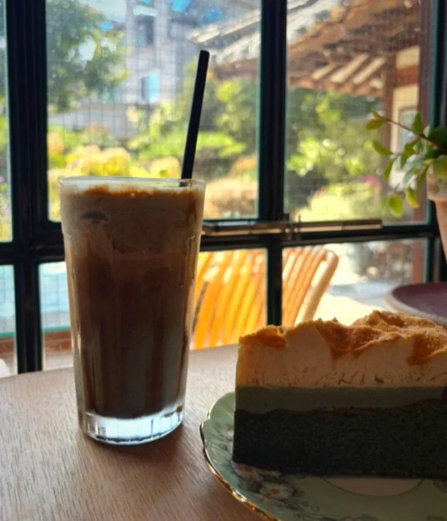 Glass of the black sesame Giwa black latte