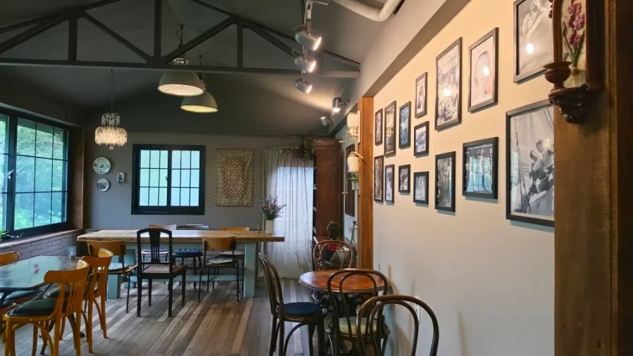 Nội thất quán cà phê giữ nguyên cấu trúc gỗ hanok