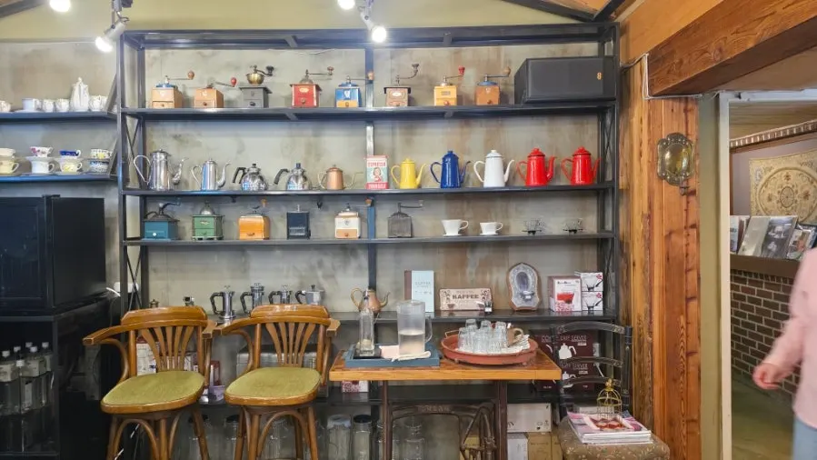 Nội thất với khung ảnh và đồ vật mang phong cách xưa