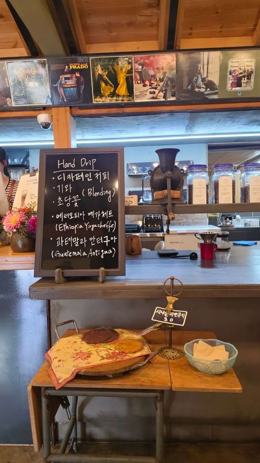 Bảng menu cà phê và cà phê pha tay của Cafe Giwa