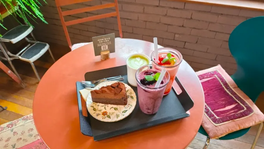 Sinh tố việt quất, sinh tố dâu và matcha latte