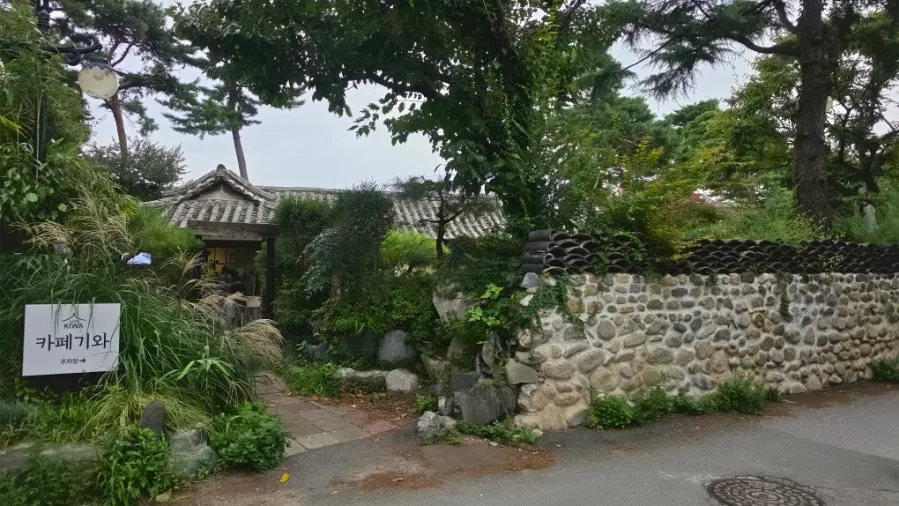 Khu vườn hanok Cafe Giwa hợp để dạo cùng con