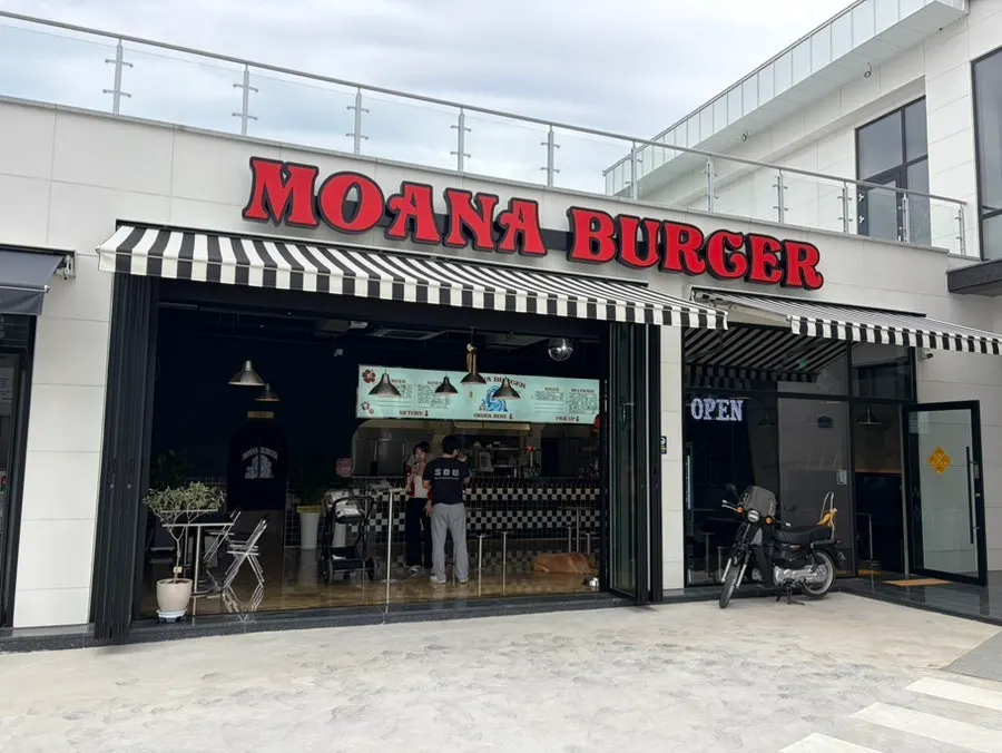 Moana Burger's entrance and sign
