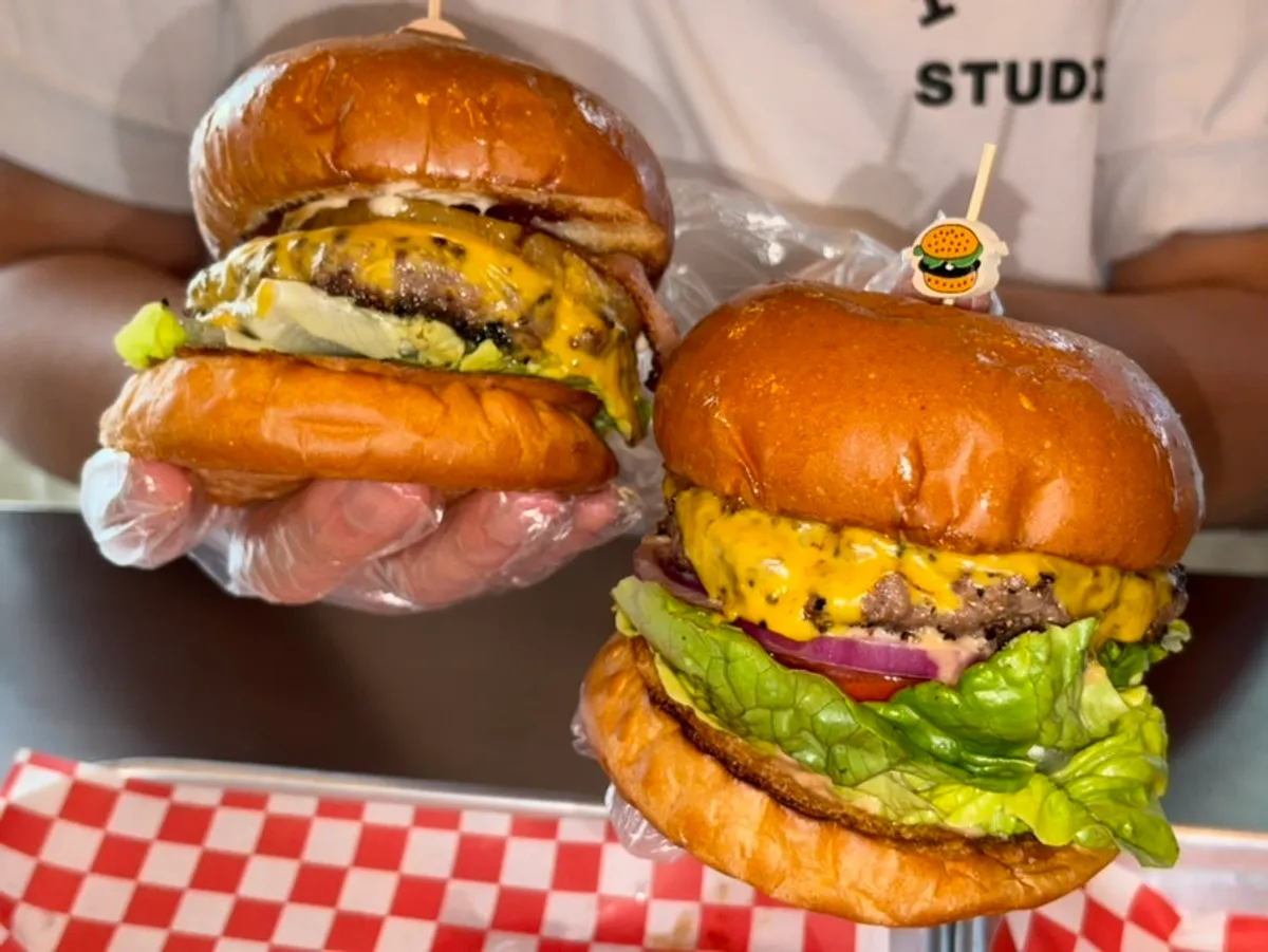 Table with the Moana Burger and Hawaiian Burger order
