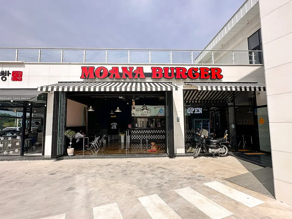 Exterior of Moana Burger, 10 minutes by car from Gyeongpodae
