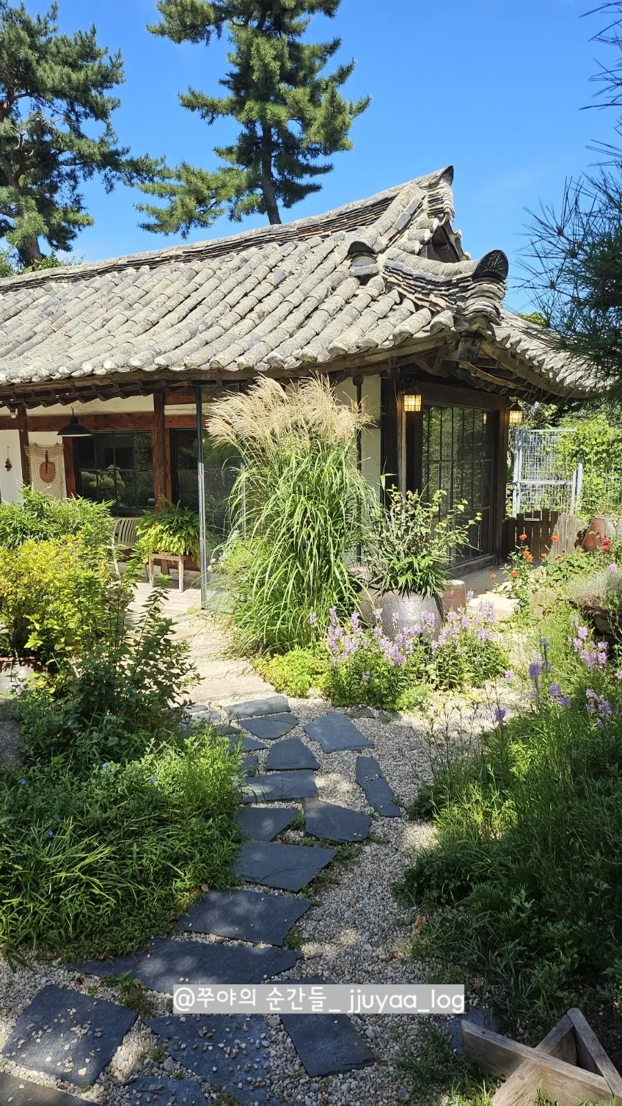 Cafe Giwa với hanok 130 năm và khu vườn riêng