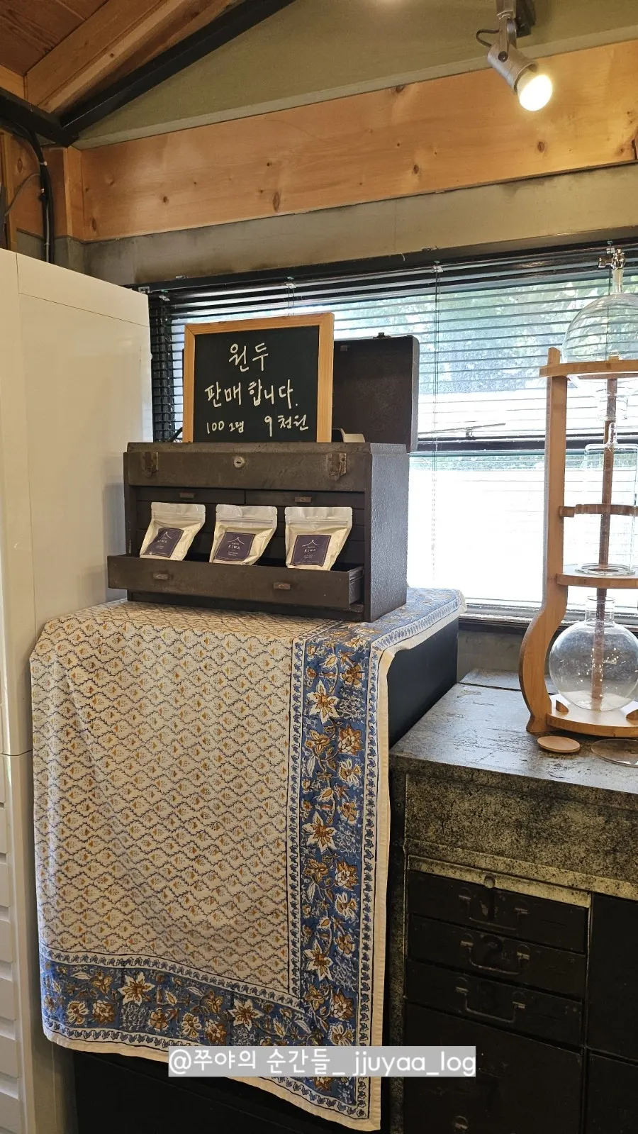 Trang trí vintage bên trong Cafe Giwa