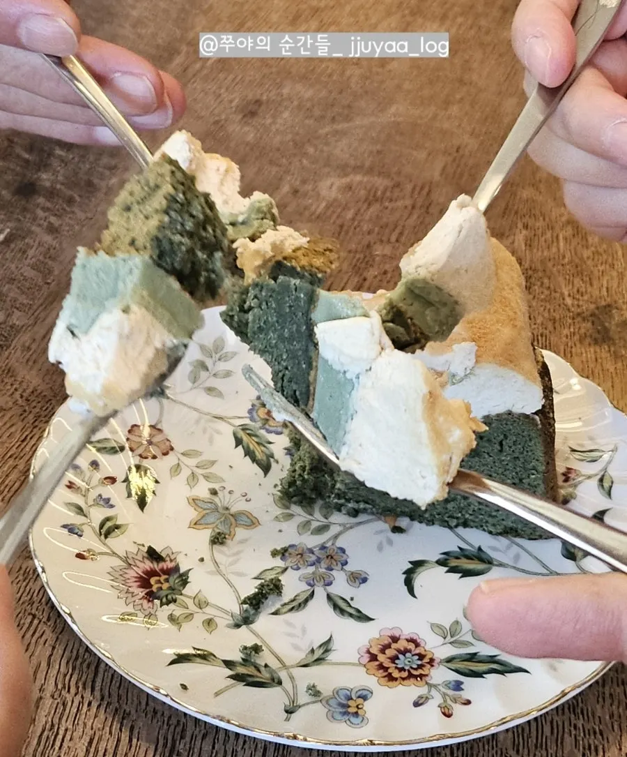 Gateau ngải cứu kết hợp chocolate và kem injeolmi