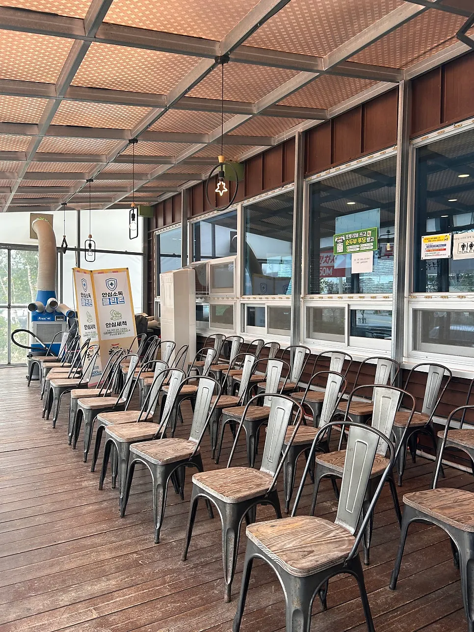 Waiting area with Tabling service available