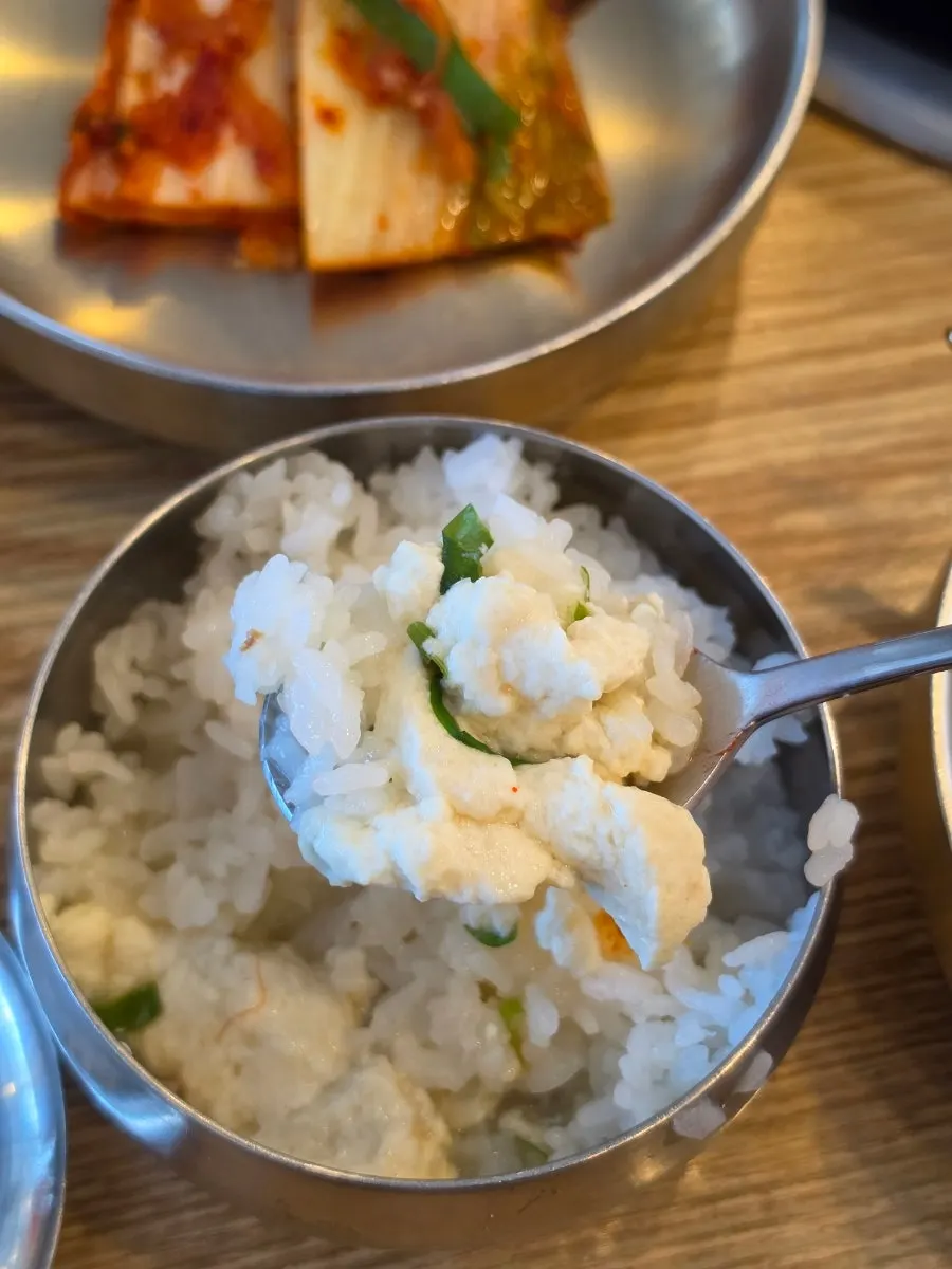 앞접시에 덜어낸 하얀 순두부